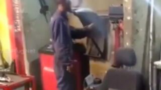 Two mechanics do the airbag prank on a dog! ????‍♂️