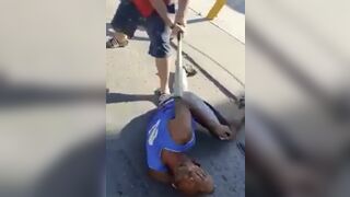 Thief gets beaten with a baseball bat in Mexico ????????