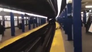 Two guys risk their lifes on train track in New York ????