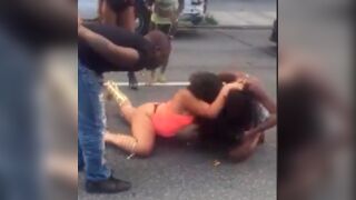 Women get into a street fight ????