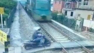 Man on a scooter unable to beat the train ????