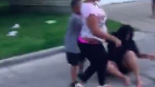 Two women get into a street fight ????‍♂️