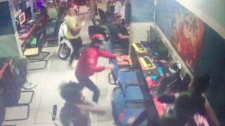 Video gamer gets attacked with swords and machetes at the internet cafe in china!