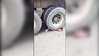 A man committed suicide under the wheels of a truck on the highway