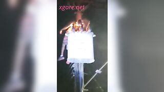 The stupid thief was burned on the electric pole