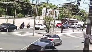 Accident video- The cyclist was crushed after being run over by a truck