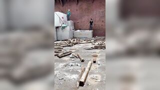 Gore video- Stone material weighing several tons crushed a worker in China