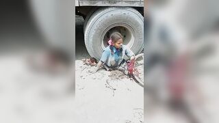 Accident Video- The school girl was crushed by the truck