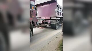 accident video - Colombian man crushed by container truck