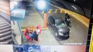 Guy assassinated facing his girlfriend