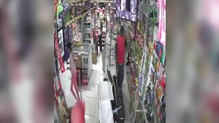 Pair of guy armed with machetes attacked the shopkeeper colomb