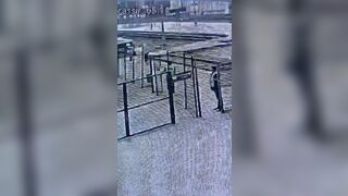 Train decreases a lady that fell at the crossing russia uncens