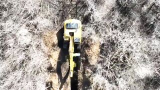 Ukrainian drone destroys russians backhoe