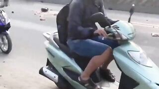 Motorcyclist fell under the tires of a garbage lot vehicle vietnam