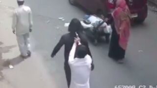 Man is approached from behind and shot in the head at close range - Delhi, India