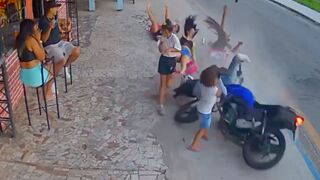 Motorcyclist loses control and knocks pedestrians down like bowling pins - Jacareí, Brazil