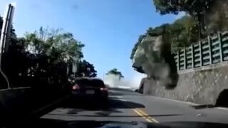 Harrowing moment earthquake triggers rockslide, crushing vehicles - Taiwan