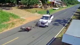 Biker collides head-on into pickup truck and flips into the cargo bed - Paraguay