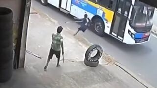 One-legged man is run over by a bus after losing his balance during altercation - Brazil