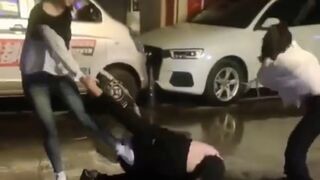 Man is knocked to the ground and beaten by two women - China