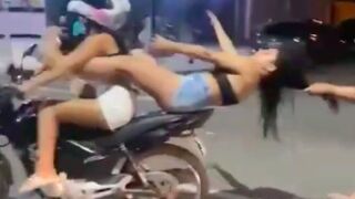 Woman is pulled by her hair from a moving motorcycle and assaulted by another female - Brazil