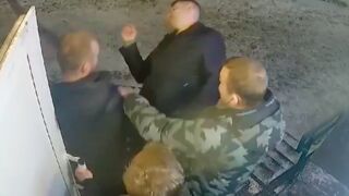 Man is knocked out with an elbow to the face - Saint Petersburg, Russia