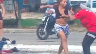 Civil firefighter gets stabbed in the leg by drug addict - Brazil