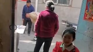 Elderly man is struck on the head with a sledge hammer - China