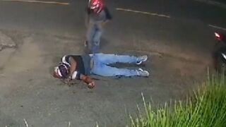 Bandits intercept and steal motorcycle and cellphone, then kill passenger - Salvador, Brazil