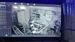 Thief falls to his death while breaking into an electronics shop