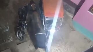 Rickshaw Driver Gets Clubbed After A Dispute With Drunk Man