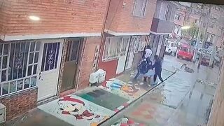 Two Colombian Girls Robbed In Bogota