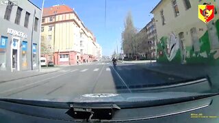 Motorcyclist thief threads the needle through an intersection