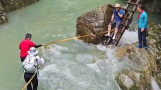 Two tourists drown while attempting to cross stream - Zhejiang, China