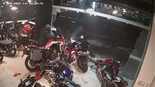 Gang Of Thieves Steal Motorcycles From The Showroom In Brazil