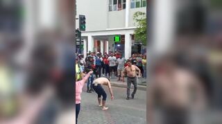 Traffic police became the referee of a street fight in Ecuador