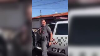 A criminal attacks a Brazilian policeman and his colleague solves problem in 1/2 second. The police in Brazil don't joke.