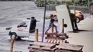 Worker is crushed to death while attempting to move heavy load - Guangdong, China