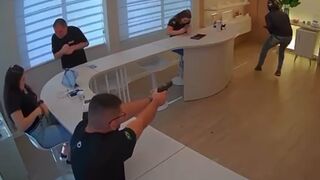Robber in critical condition after getting shot while attempting to rob cell phone store - Ponta Grossa, Brazil
