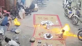 Toddler is blasted with flames after man makes a mistake while cooking - Vietnam