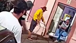 Man is knocked out with a glass bottle while antagonizing another man - Brazil