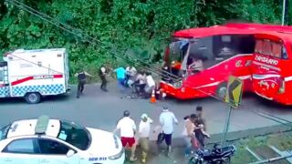 Accident victims and medics obstructing traffic, get run over by a tour bus - Ecuador