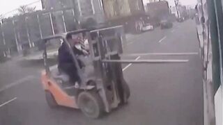 The forklift performed not make it possible for the motorcyclist to pass uncens