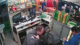 Convenience store robbery ends in brawl between police and criminals