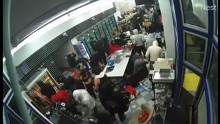 Mob ravages California mini-mart during flash robbery