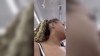 Jealous Black Woman has a Meltdown Over a Light Skinned Black Woman Shopping in the Same Beauty Salon