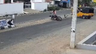 Biker is killed after getting intercepted by vehicle and crashing into center divider - India