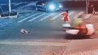 Mother leaves her child in the road after throwing a tantrum, then gets run over - Guangdong China