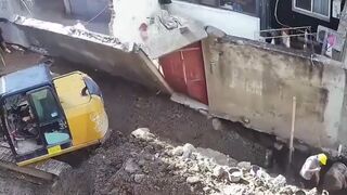 Construction workers get crushed by falling wall - China