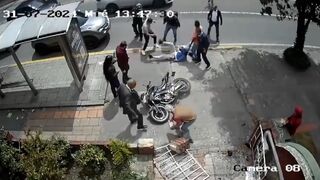 Thieves crashed into a house while fleeing and ended up beaten by members of the public - Bogotá, Colombia